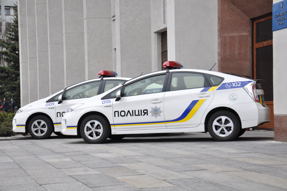 На площі перед Полтавською ОДА поставили патрульні машини «Toyota Prius», на яких відсьогодні поліція патрулюватиме вулиці Полтави.