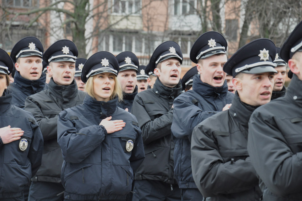 Після присяги поліцеські заспівали гімн України. Кожен з них знав усі слова та не соромився співати, якомога голосніше.