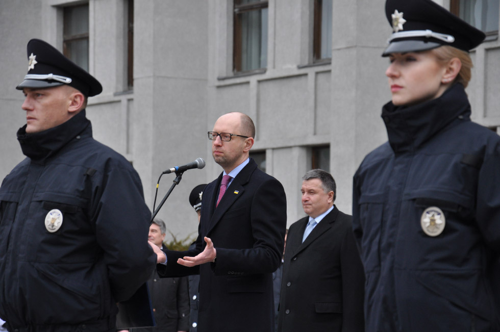 Прем’єр міністр України Арсеній Яценюк виступив з патріотичною промовою та попросив патрульних сумлінно нести службу.