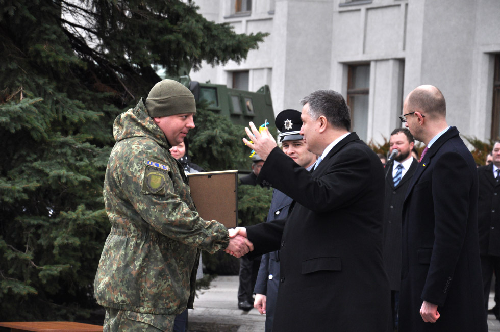 П’ятеро ветеранів АТО отримали грамоти та ключі від квартир у новому будинку по вулиці Молодіжній у Комсомольську.