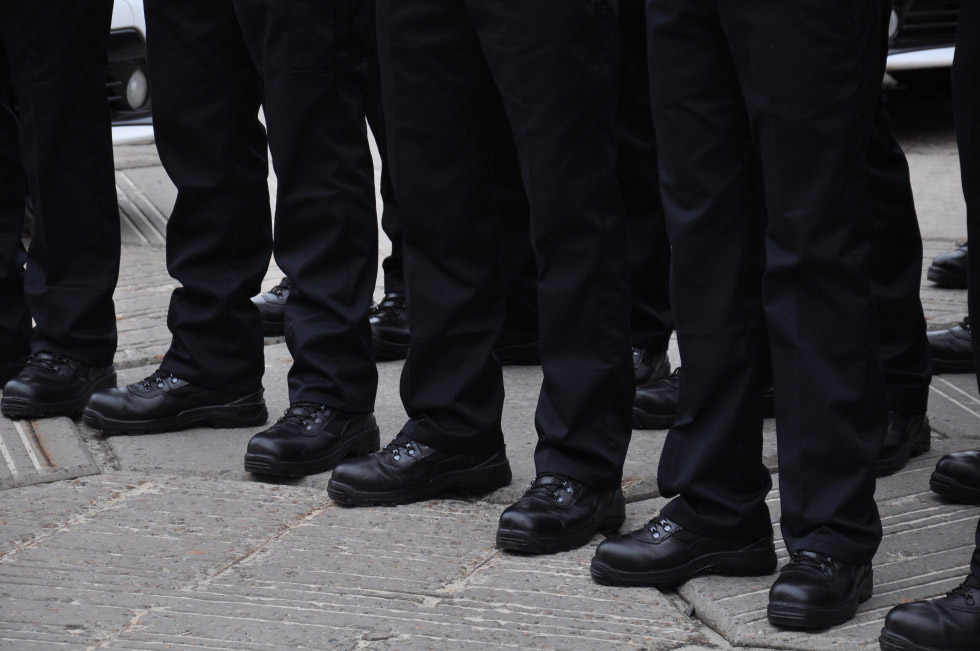 У всіх патрульних поліцейських однакове, старанно начищене взуття: як у жінок, так і в чоловіків.