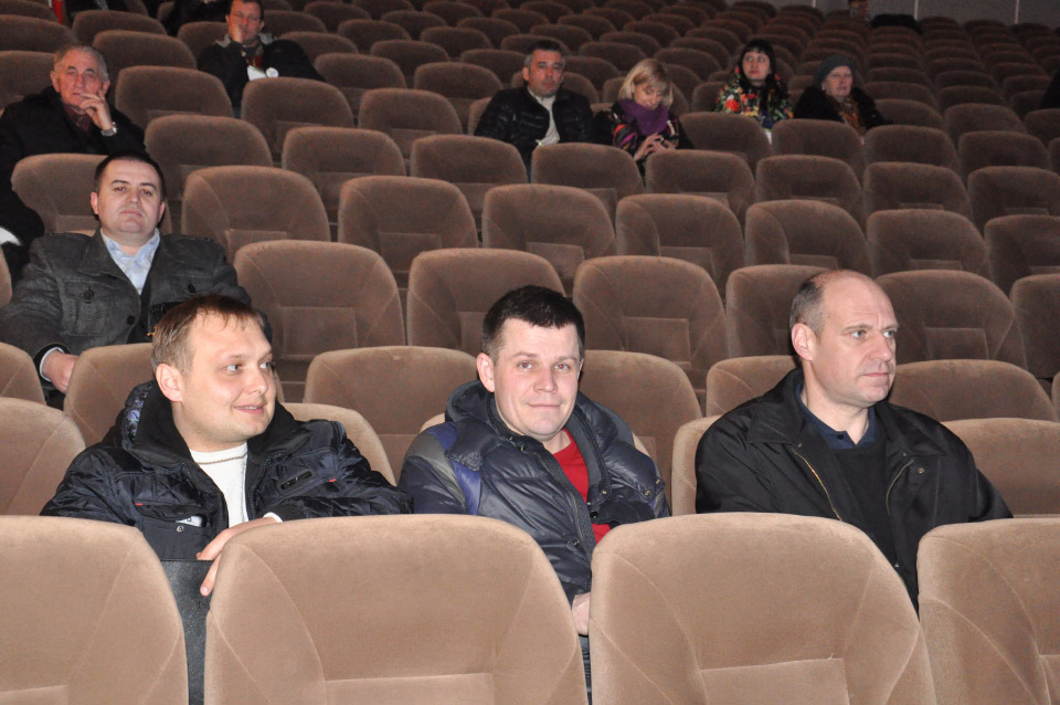 Член ГО «Майдан» Іван Минак (праворуч)  чекає на поради, як боротися з корупцією. 