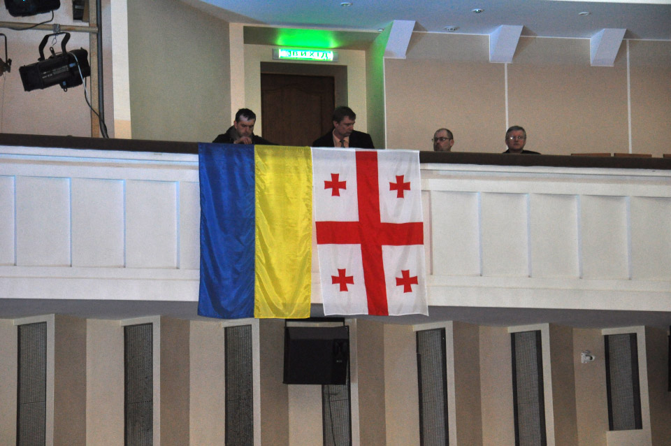 2 прапори дружніх держав - український і грузинський. 