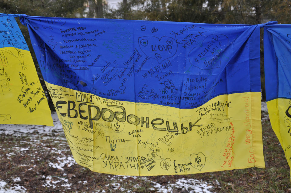 Багато прапорів було підписано у Донецькій і Луганській областях.