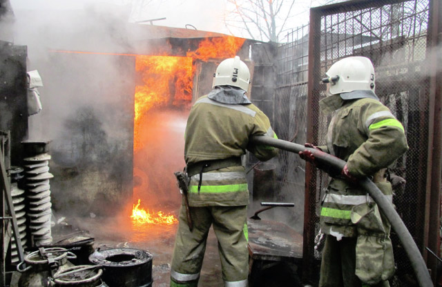 Ликвидация пожара на складе лакокрасочных изделий
