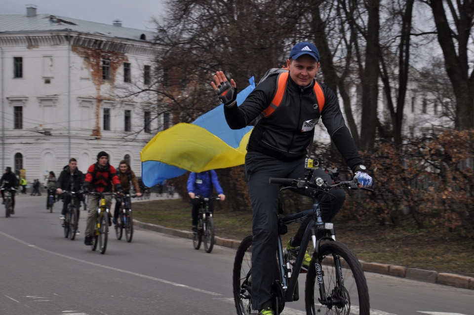 Багато велосипедистів були з українськими прапорами. 