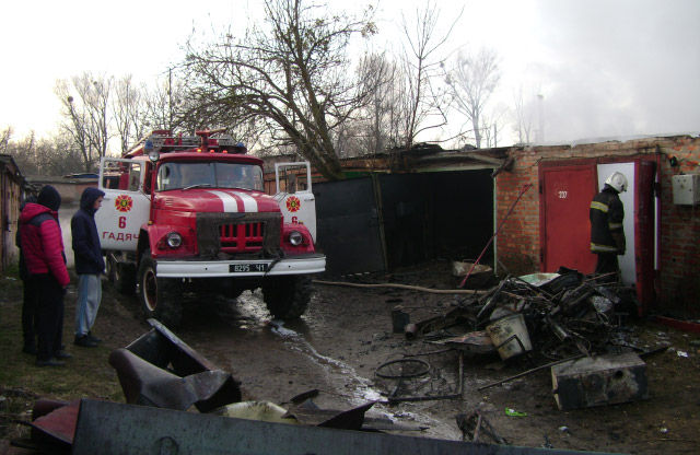 Последствия пожара в гаражном кооперативе в Гадяче