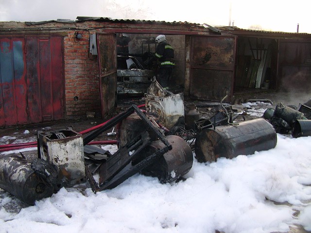Последствия пожара в гаражном кооперативе в Гадяче