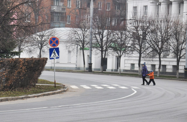 Знак «Зупинка заборонена» навпроти Полтавської міськради