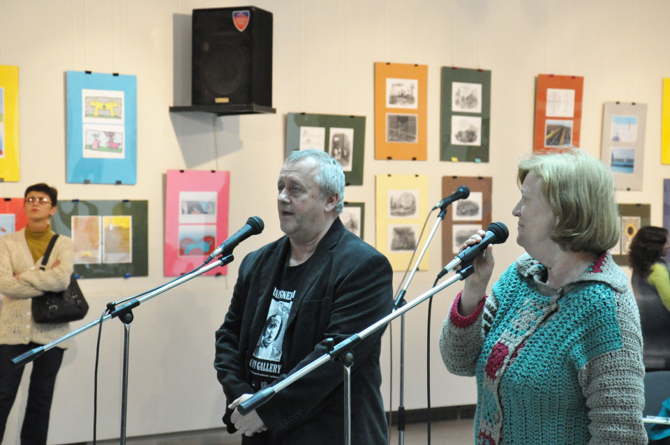 Гість виставки, всесвітньо відомий організатор конкурсів і виставок карикатур зі Словаччини Петер Разус із перекладачкою.