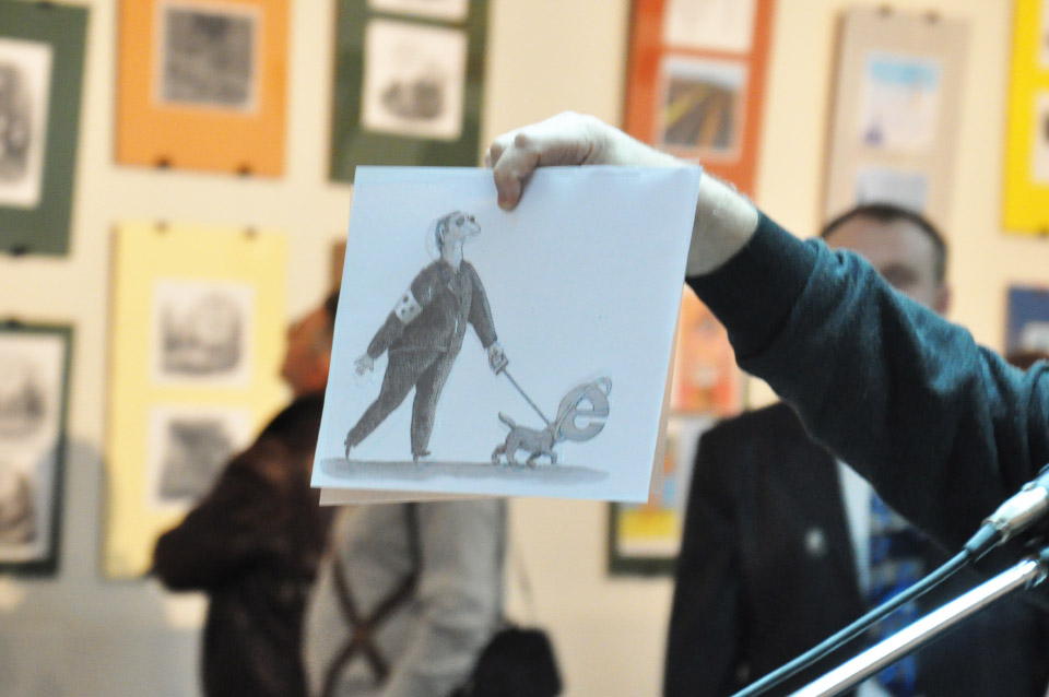 Голова конкурсної комісії презентував одну з експозицій виставки карикатур для сліпих.