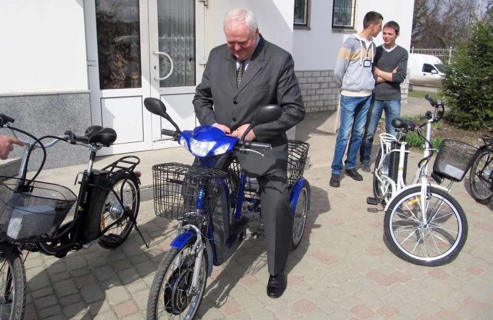 Віктор Лисак випробовує електровелосипед