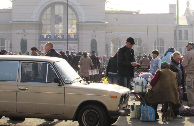 Стихійний ринок на місці скверу на площі Слави