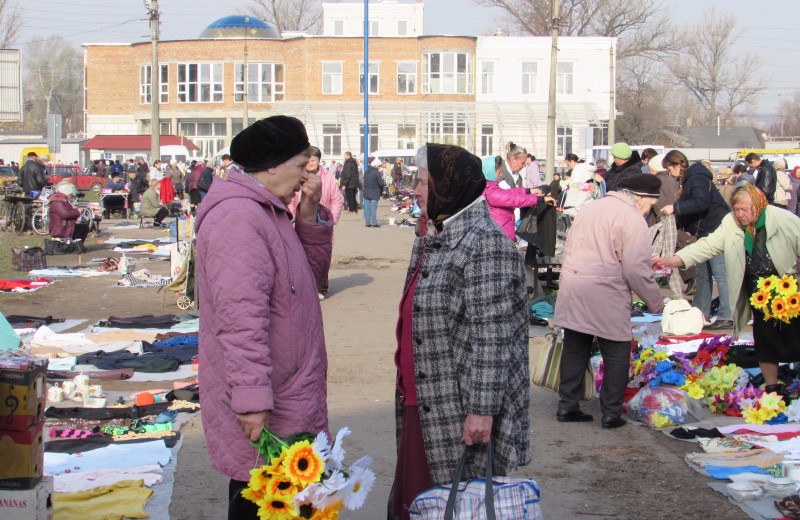 Стихійний ринок на місці скверу на площі Слави
