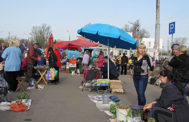 Стихійний ринок на площі Слави біля Південного вокзалу