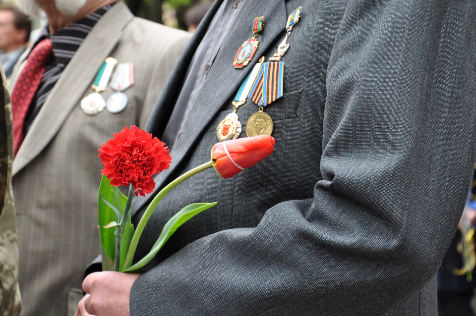 Ветерани Чорнобильської катастрофи несуть квіти
до пам’ятного знаку, щоб
вшанувати пам'ять тих, хто загинув під час трагедії на АЕС.