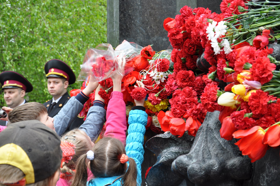 Діти прийшли покласти квіти до Пам’ятного знаку
жертвам Чорнобильської катастрофи.