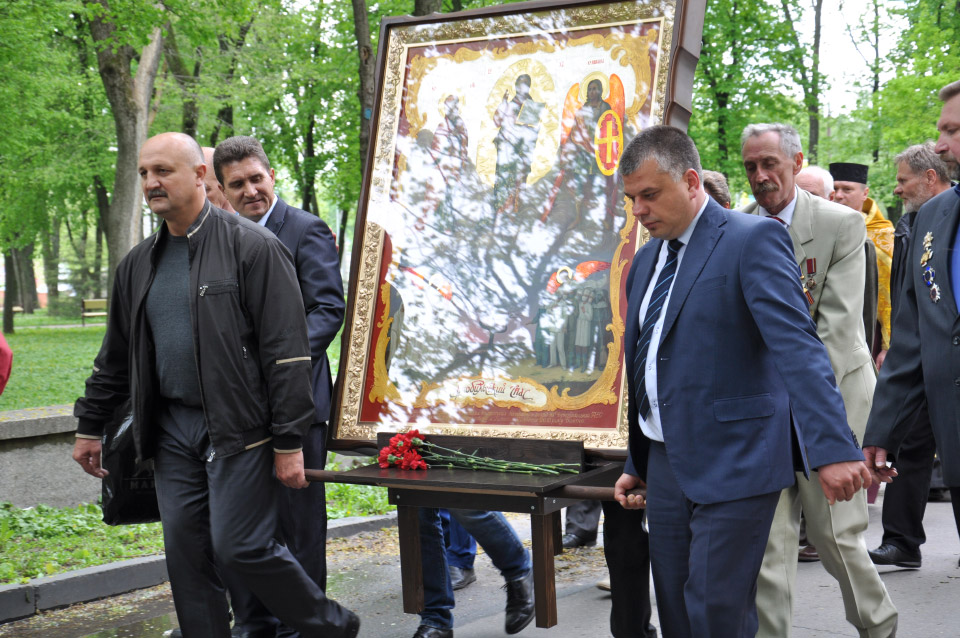 Петро Ворона і Олександр Бублика несуть ікону
«Чорнобильський спас».
