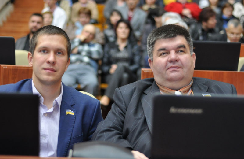 Депутати з фракції РПЛ: Владислав Мостовенко (не голосував за звіт) та Руслан Рогов («За»)
