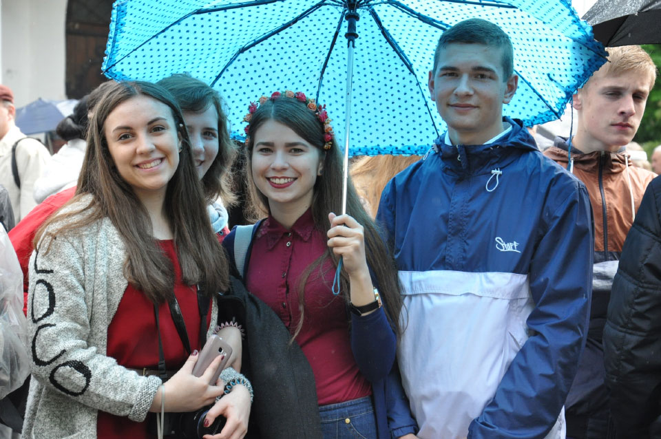 На урочисте відкриття пам'ятника Івану Мазепі прийшло багато молоді. 