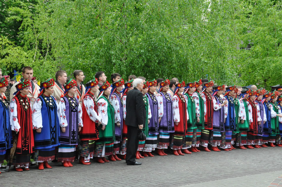 Полтавський хор «Калина» готується, щоб заспівати на відкритті пам'ятника. 