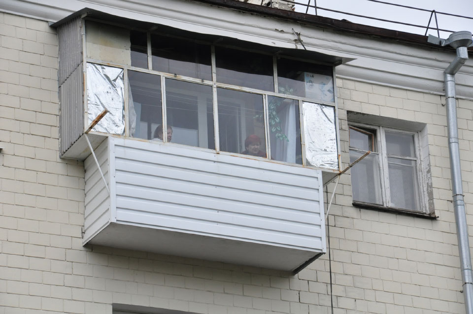 А от мешканцям сусідніх будинків пощастило. Вони не стояли в тисняві, а з комфортом спостерігали за дійством зі своїх балконів. 