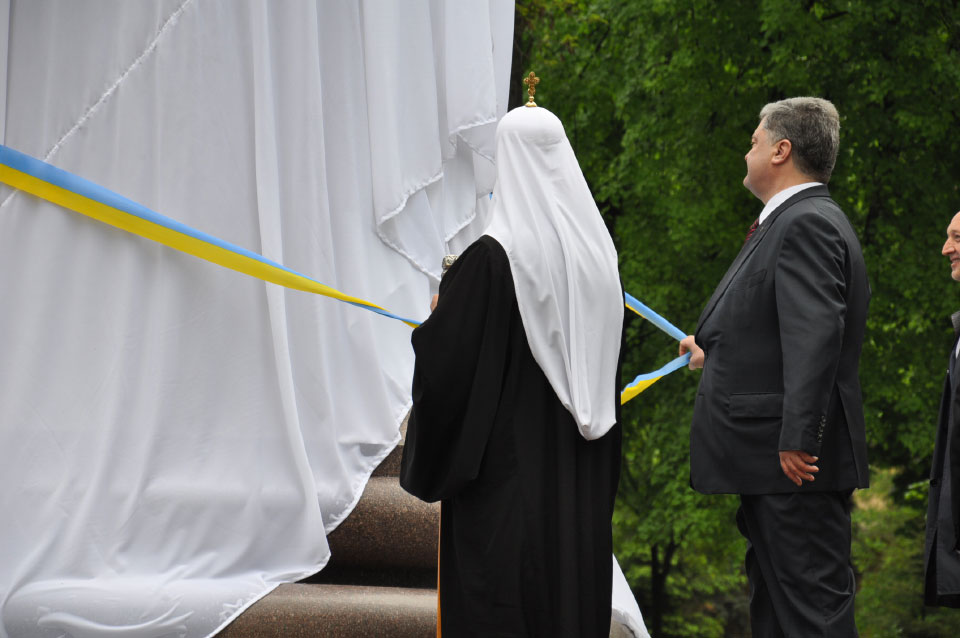 Урочистий момент, Петро Порошенко зриває стрічку. 