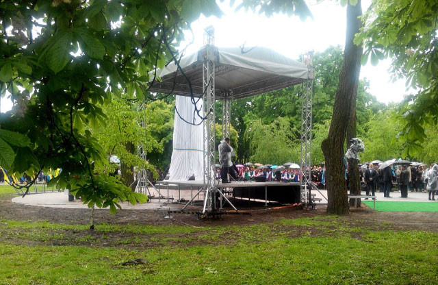 Сцена біля пам’ятника Мазепі