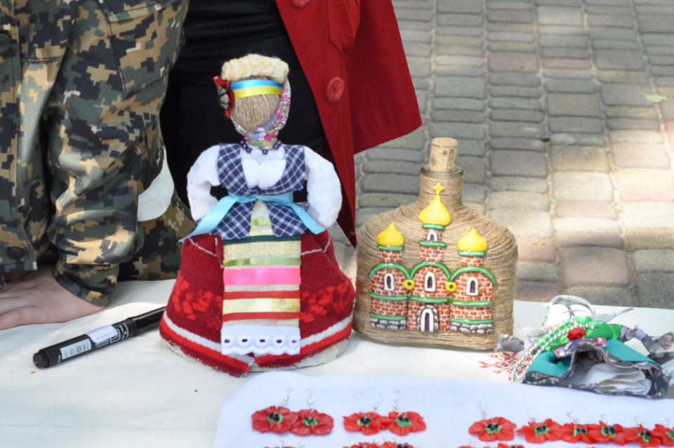 Символ пам’яті мали і ляльки-мотанки, які, з давніх часів, є сакральним оберегом для українців.