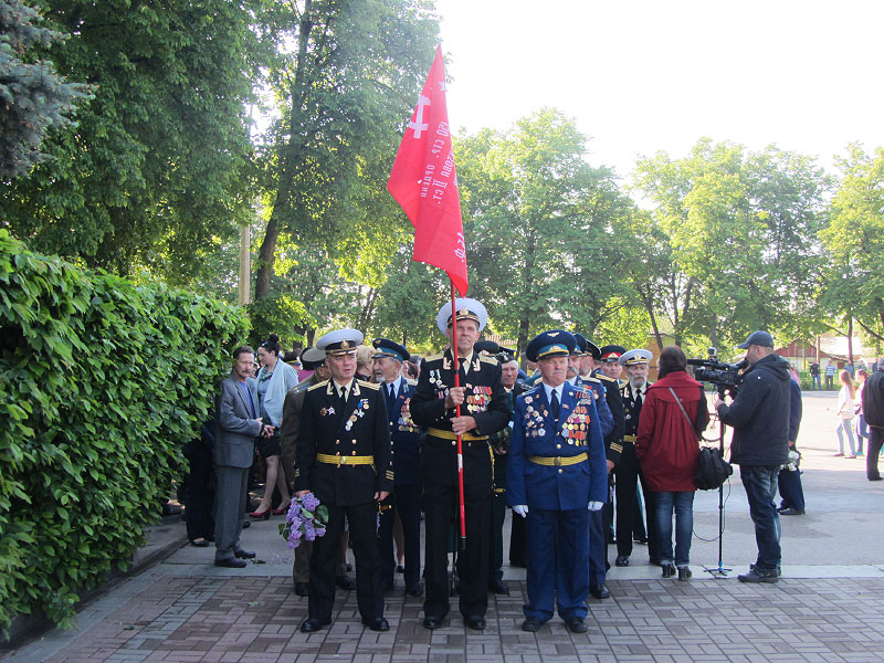 Група «Союзу радянських офіцерів» із копією Прапора Перемоги