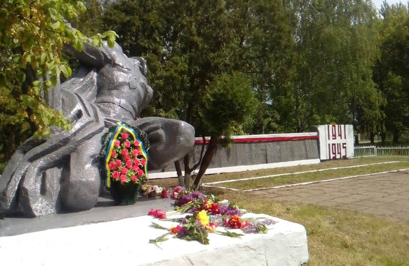 Відновленний меморіал у селі Трубайці Хорольського району