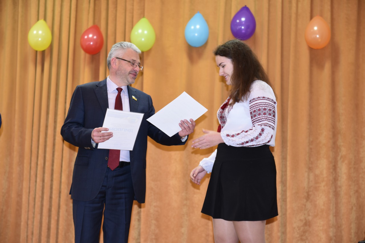 Вручення Євгенії Дубровій сертифікату на оплату поїздки