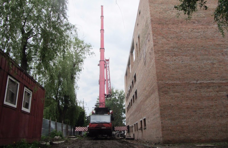 100-тонний будівельний кран
