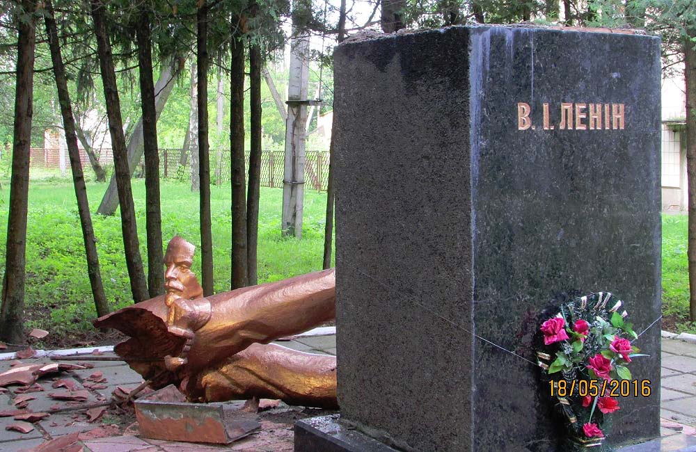 Розбитий пам’ятник Леніну у Чорнухах