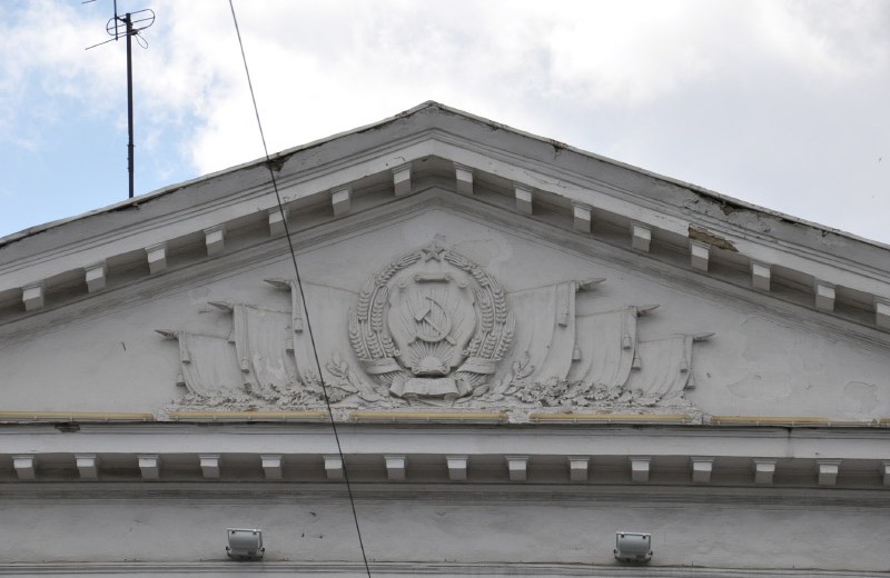 Зображення герба СРСР на фасаді «Малої академії мистецтв ім. Раїси Кириченко» 