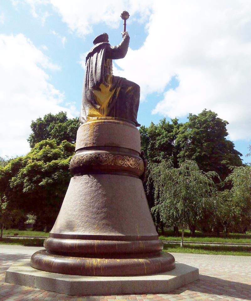 Облитий фарбою пам’ятник Івану Мазепі