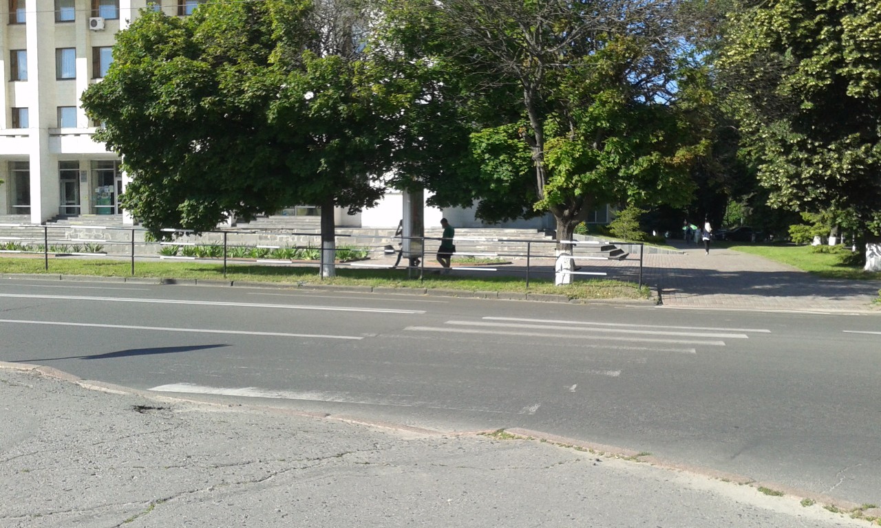 Пішохідний перехід по вулиці Небесної Сотні біля обласної бібліотеки