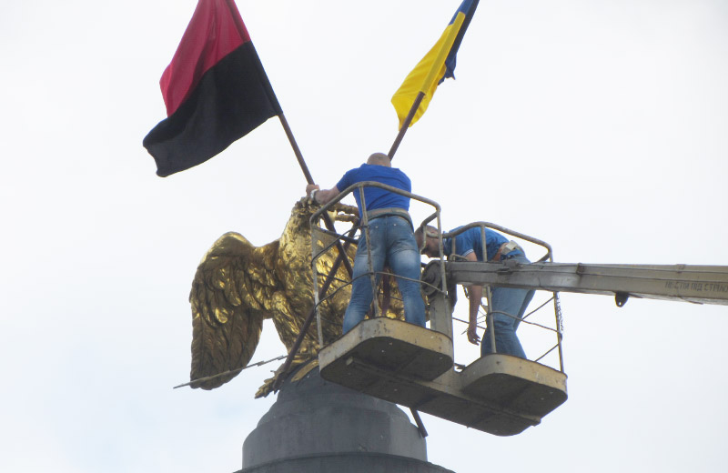 Пам’ятник Слави знову з прапорами