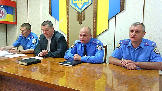 Олександр Кравченко (другий праворуч)
