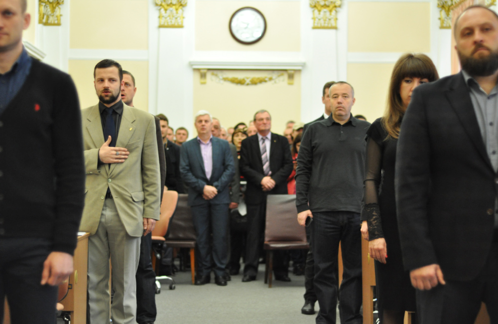 Депутати Полтавської міської ради під час виконання гімну