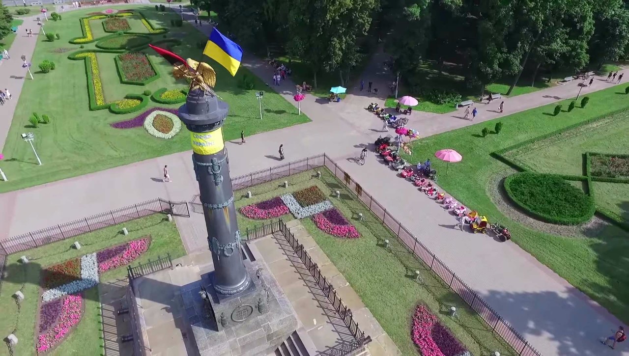 Центр міста, прапори на монументі Слави.