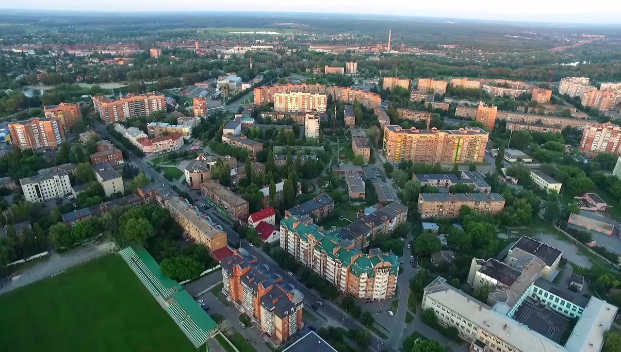 Стадіон ФК «Полтава» на вулиці Кукоби, праворуч внизу видно 2-гу школу, біля якої встановлено погруддя колишньому меру Полтави.