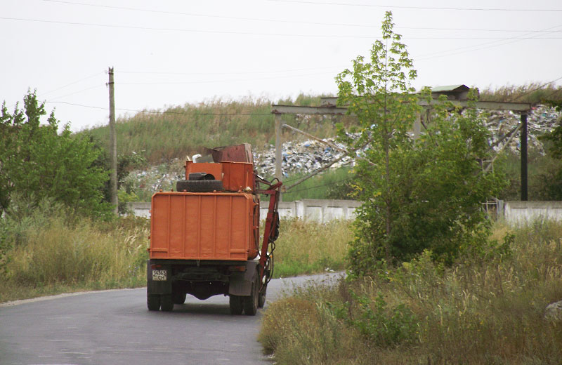 Сміттевоз біля сміттєзвалища у Макухівці
