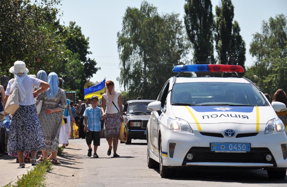 Колону супроводжує поліція, учасники ходи несуть прапор України