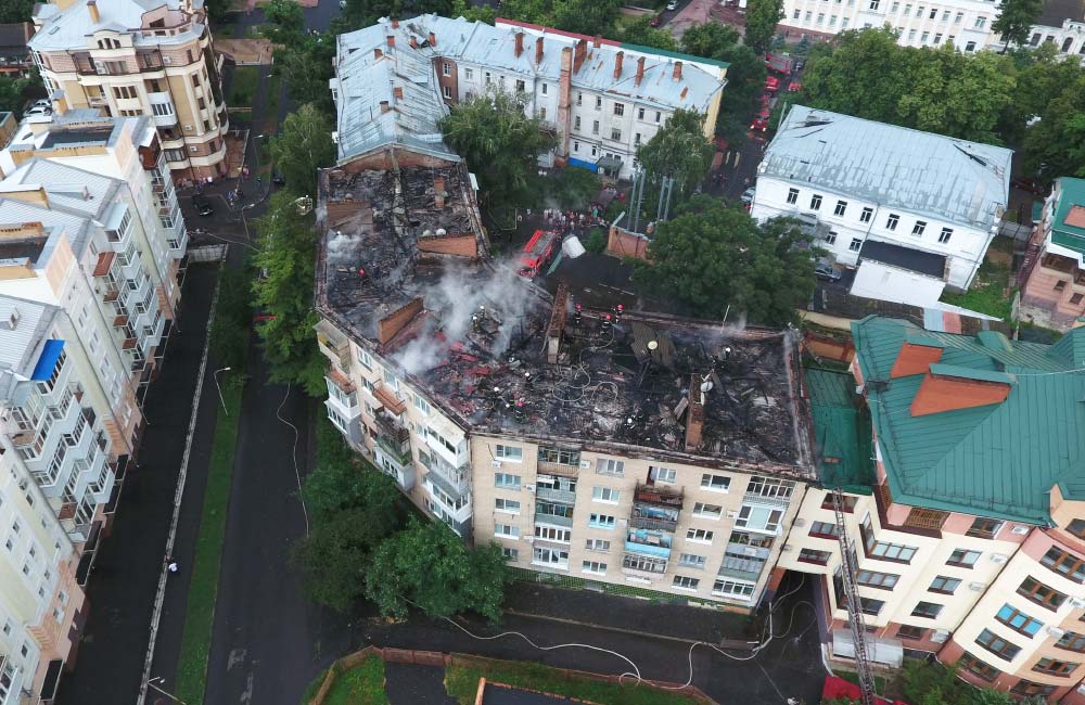 Сгоревшая крыша на многоэтажного дома на проспекте Первомайском, 13а
