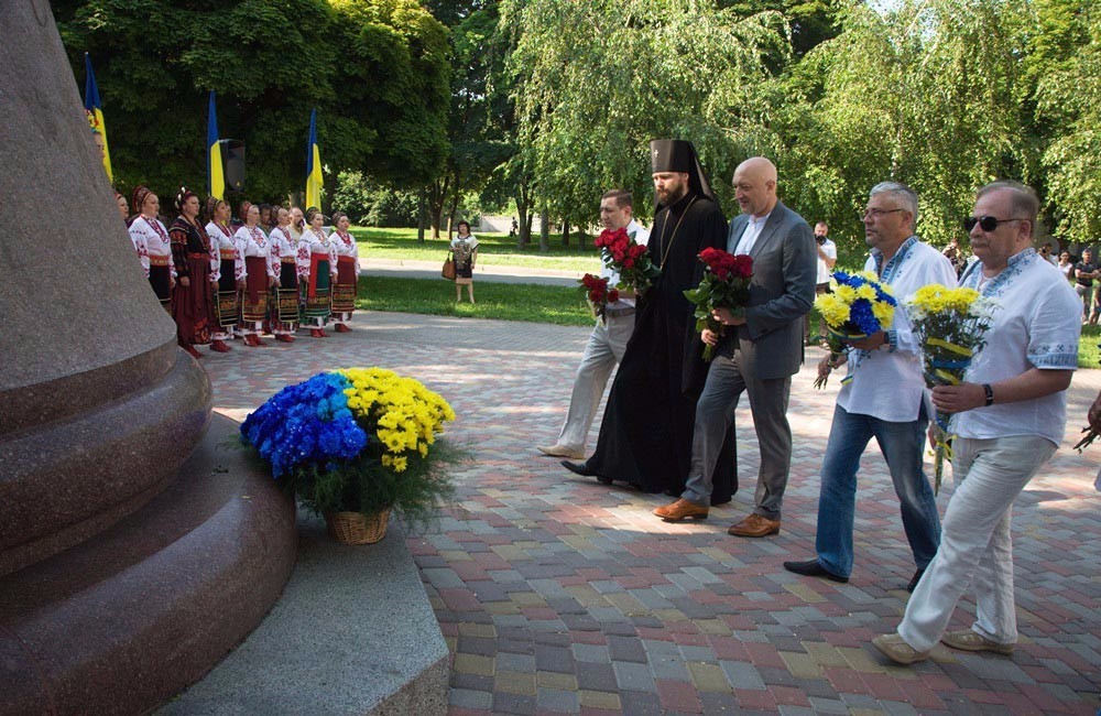 Валерій Головко під час покладання квітів до пам’ятника Мазепі 28 червня