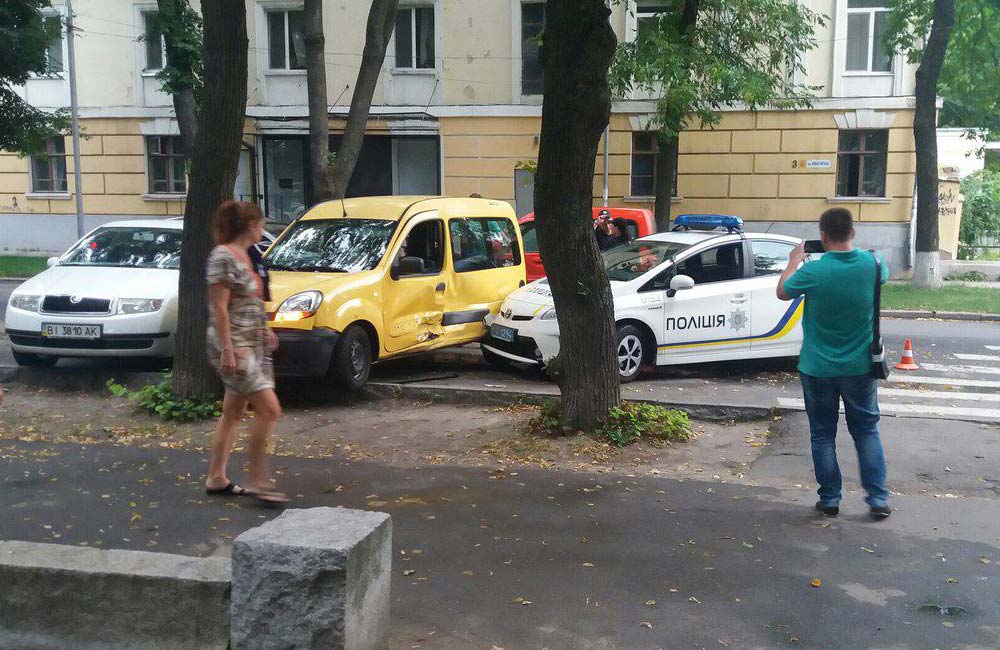 Renault Kangoo та Toyota Prius після зіткнення
