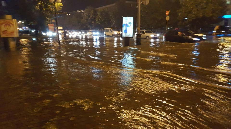 Традиционно затопленная после дождя улица Соборности в районе ДД «Листопад»