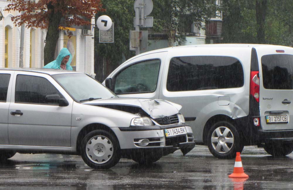 Volkswagen Pointer и Renault Kangoo после столкновения