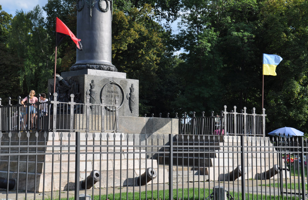 Нове розташування прапорів на пам’ятнику Слави